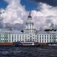 Рассмотрите знаменитых уродцев, которых Петр I приказал собирать для музея по всему миру. Полюбуетесь на китайский фарфор и восточные украшения. Послушаете об особенностях построения домиков для духов в Таиланде. Раскроете секрет того, как происходит процесс воспитания самураев в Японии.